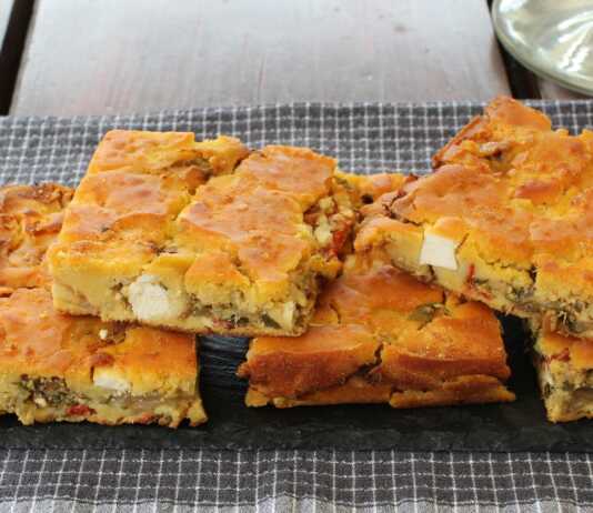 Κομμένο κομμάτι από μελιτζανόπιτα, που φαίνεται η πλούσια γέμιση με τα λαχανικά