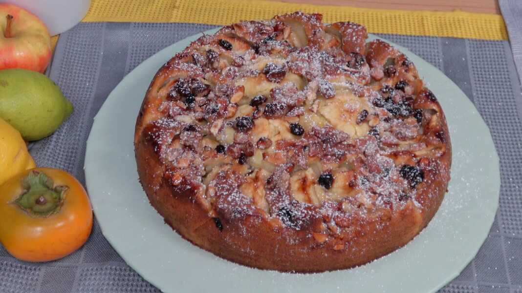 Το τελικό αποτέλεσμα: γρήγορη μηλόπιτα με καραμελωμένα αμύγδαλα και άχνη ζάχαρη, κομμένη σε κομμάτια