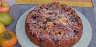 Το τελικό αποτέλεσμα: γρήγορη μηλόπιτα με καραμελωμένα αμύγδαλα και άχνη ζάχαρη, κομμένη σε κομμάτια