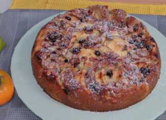 Το τελικό αποτέλεσμα: γρήγορη μηλόπιτα με καραμελωμένα αμύγδαλα και άχνη ζάχαρη, κομμένη σε κομμάτια