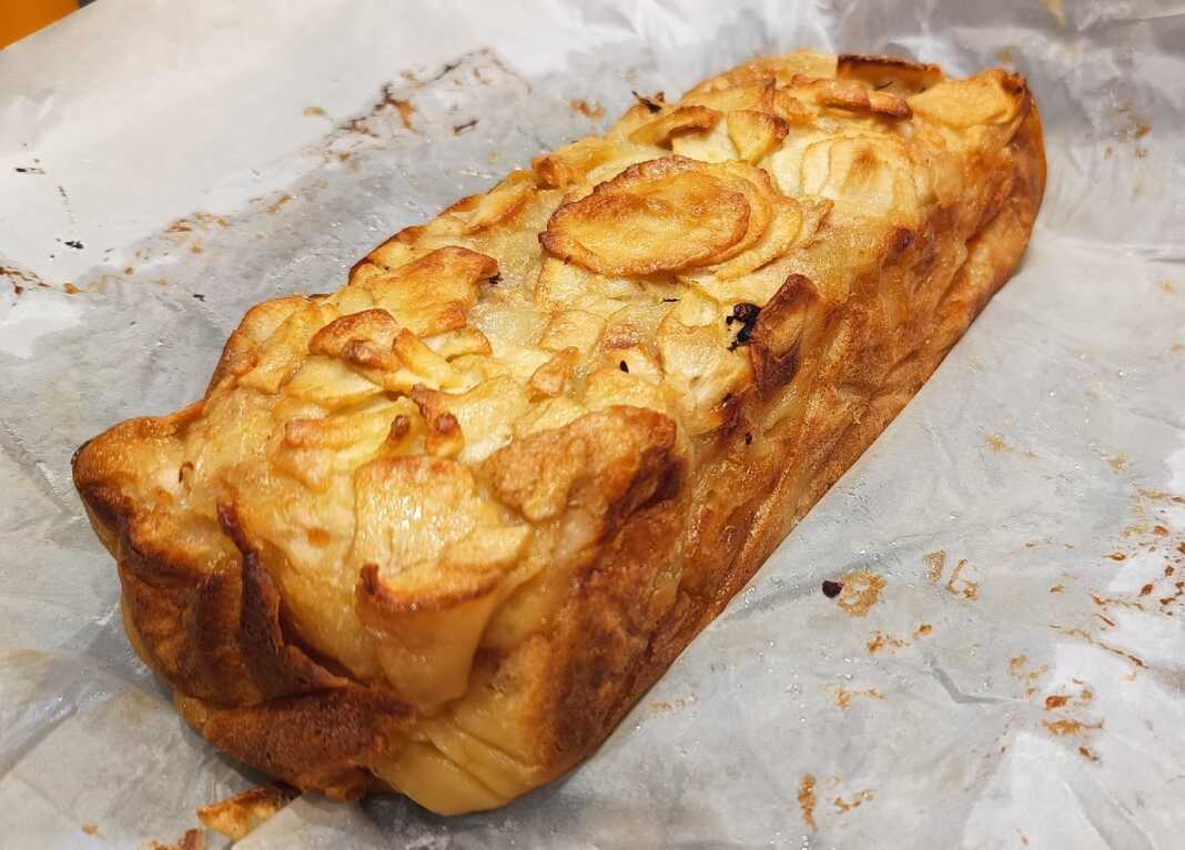 milopitaAorati Ένα ολόκληρο κέικ μηλόκρεμα, φρεσκοψημένο, με χρυσαφένια κρούστα