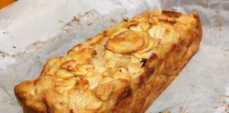 Ένα ολόκληρο κέικ μηλόκρεμα, φρεσκοψημένο, με χρυσαφένια κρούστα