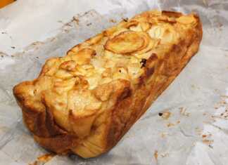 Ένα ολόκληρο κέικ μηλόκρεμα, φρεσκοψημένο, με χρυσαφένια κρούστα