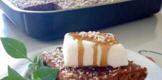 Ένα ολόκληρο κομμάτι Μυρωδάτη Καρυδόπιτα, καλυμμένο με σιρόπι, σερβιρισμένο σε πιάτο