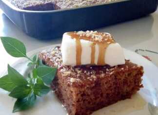 Ένα ολόκληρο κομμάτι Μυρωδάτη Καρυδόπιτα, καλυμμένο με σιρόπι, σερβιρισμένο σε πιάτο