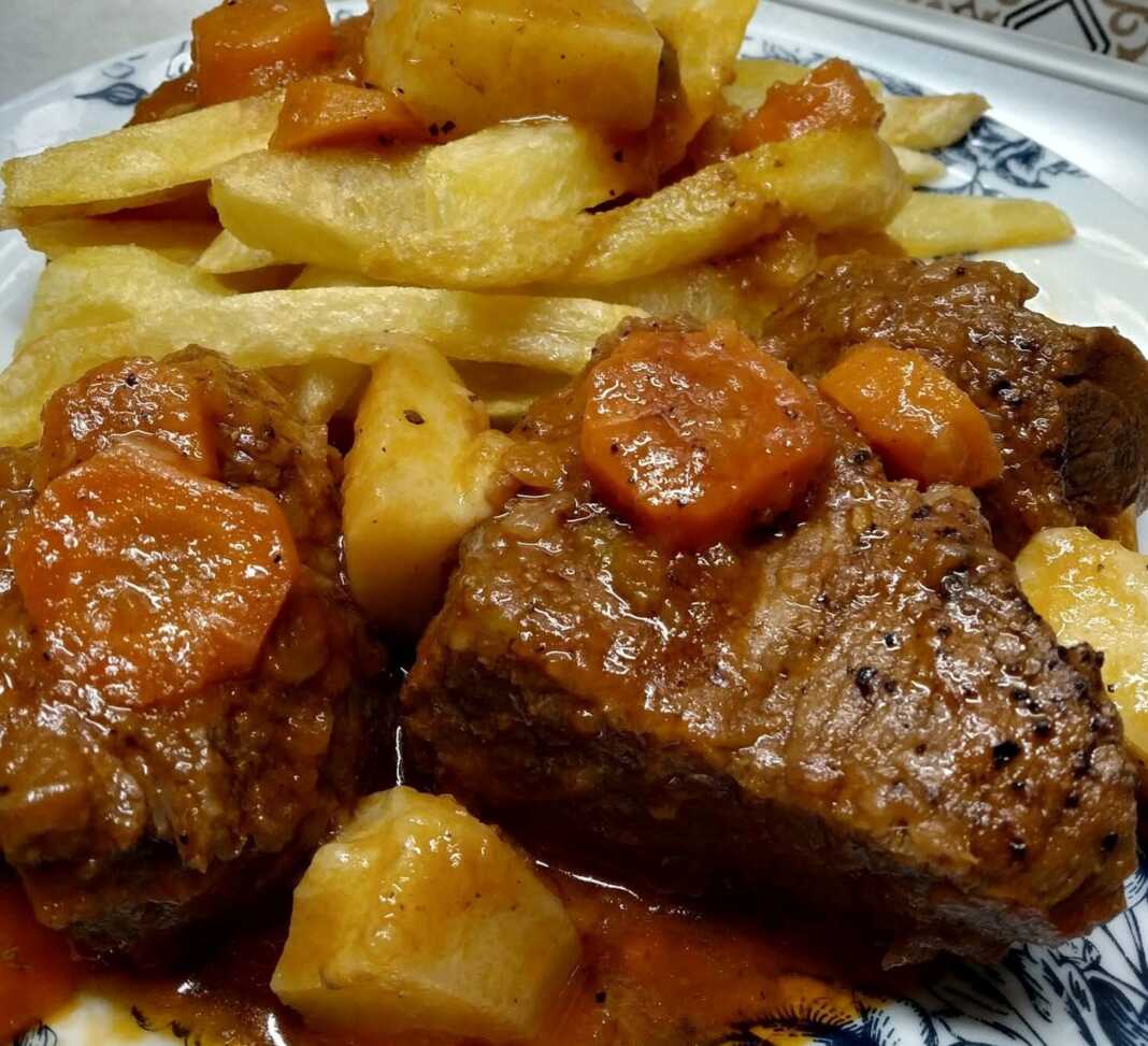 mosxaraki kokkinisto metsovone Ένα πιάτο με μοσχαράκι κοκκινιστό, με πλούσια σάλτσα και κύβους μετσοβόνε.