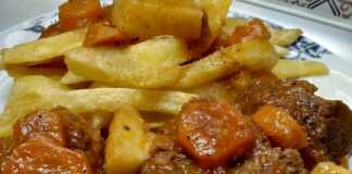 Ένα πιάτο με μοσχαράκι κοκκινιστό, με πλούσια σάλτσα και κύβους μετσοβόνε.