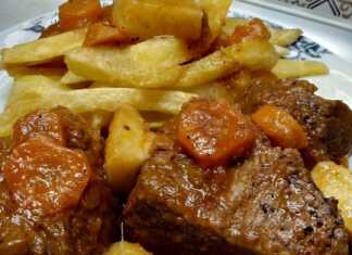 Ένα πιάτο με μοσχαράκι κοκκινιστό, με πλούσια σάλτσα και κύβους μετσοβόνε.