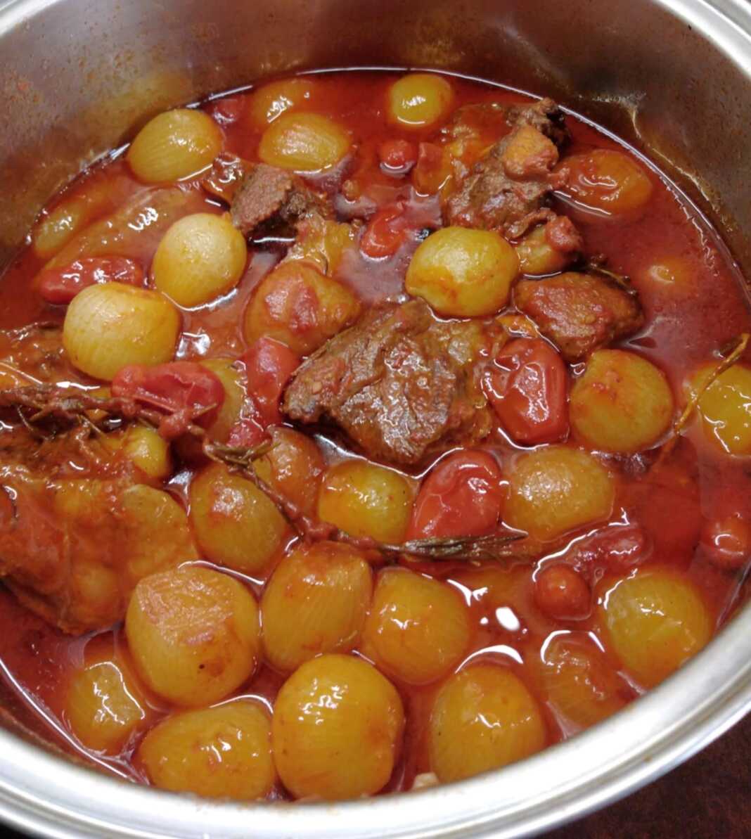 mosxaraki stifado μοσχάρι στιφάδο με κρεμμυδάκια σε πλούσια σάλτσα