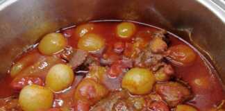 μοσχάρι στιφάδο με κρεμμυδάκια σε πλούσια σάλτσα