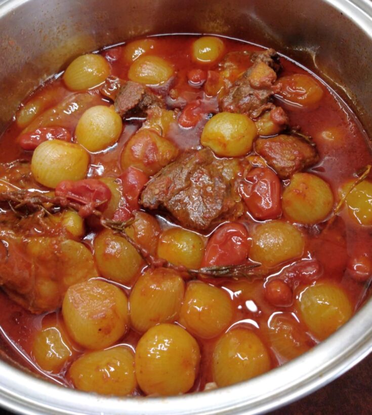 μοσχάρι στιφάδο με κρεμμυδάκια σε πλούσια σάλτσα