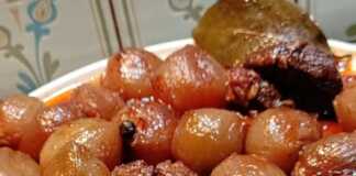 Το έτοιμο μοσχάρι στιφάδο σε πιάτο, με μελωμένη σάλτσα, κρεμμυδάκια και ένα κομμάτι κρέας που λιώνει στο στόμα