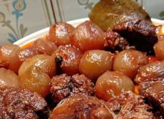 Το έτοιμο μοσχάρι στιφάδο σε πιάτο, με μελωμένη σάλτσα, κρεμμυδάκια και ένα κομμάτι κρέας που λιώνει στο στόμα