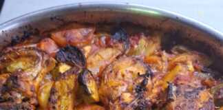 Ένα ταψί με λαχταριστό μπριάμ με κοτόπουλο, φρεσκοψημένο με χρυσαφένια κρούστα