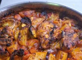 Ένα ταψί με λαχταριστό μπριάμ με κοτόπουλο, φρεσκοψημένο με χρυσαφένια κρούστα