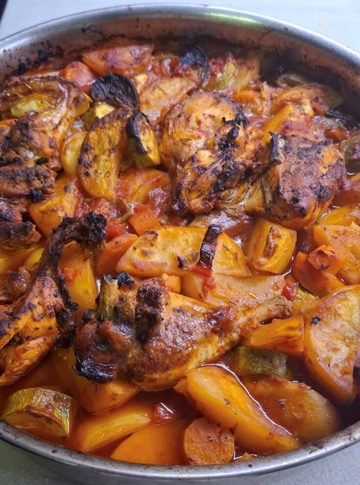 Ένα ταψί με λαχταριστό μπριάμ με κοτόπουλο, φρεσκοψημένο με χρυσαφένια κρούστα