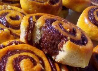 Ένα ταψί γεμάτο με αφράτα, σιροπιασμένα νηστίσιμα ροξάκια, πασπαλισμένα με ψιλοκομμένο καρύδι