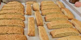 Ένα ταψί με φρεσκοψημένα παξιμαδάκια λαδιού με γλυκάνισο