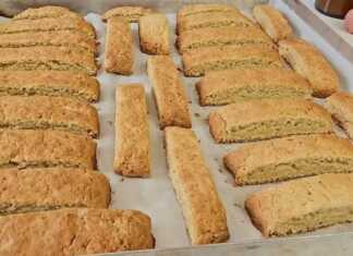 Ένα ταψί με φρεσκοψημένα παξιμαδάκια λαδιού με γλυκάνισο