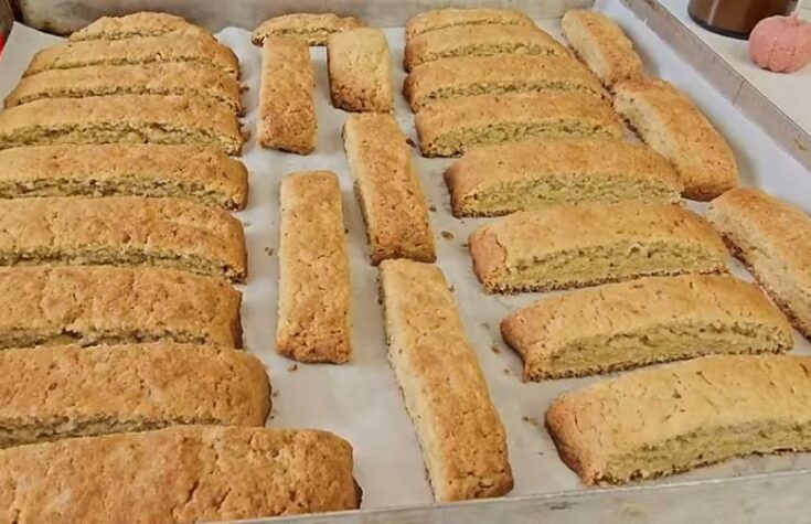 Ένα ταψί με φρεσκοψημένα παξιμαδάκια λαδιού με γλυκάνισο