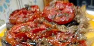 Κοντινό πλάνο σε μια μελιτζάνα παπουτσάκι, που φαίνεται η πλούσια γέμιση με τον κιμά