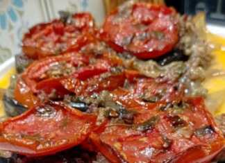 Κοντινό πλάνο σε μια μελιτζάνα παπουτσάκι, που φαίνεται η πλούσια γέμιση με τον κιμά