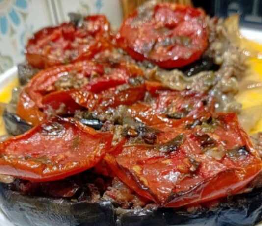 Κοντινό πλάνο σε μια μελιτζάνα παπουτσάκι, που φαίνεται η πλούσια γέμιση με τον κιμά