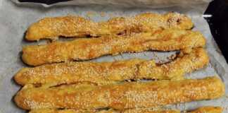 Σφολιατίνια με τυρί και μπέικον: Η απόλυτη λύση για σνακ ή το σχολείο! Ταψί με Σφολιατίνια με τυρί και μπέικον, έτοιμα για ψήσιμο, αλειμμένα με αυγό και πασπαλισμένα με σουσάμι