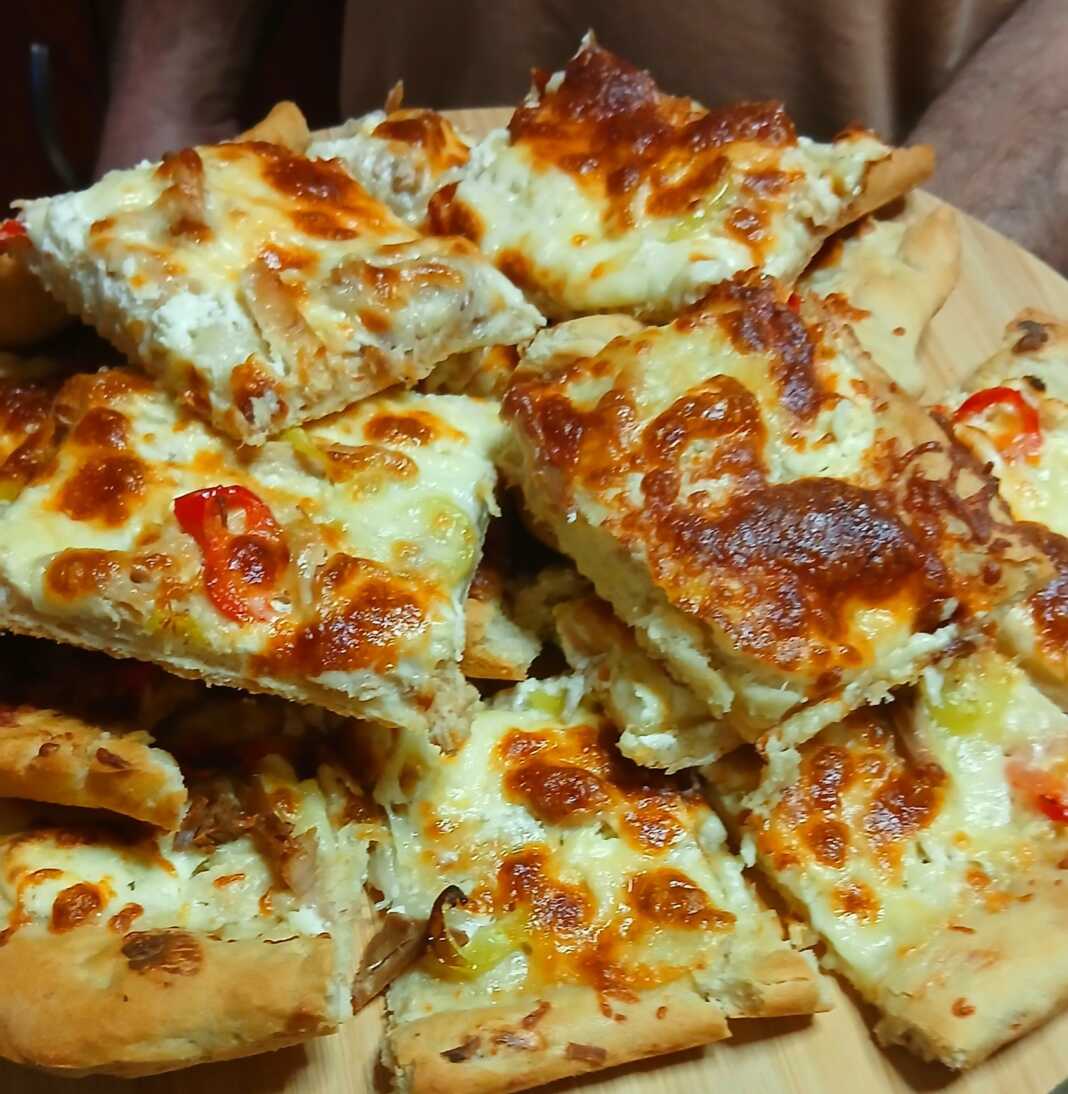 pitsa filadelfeia Μια σπιτική πίτσα με τυρί κρέμα, με πλούσια γέμιση από τυριά και λαχανικά