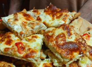 Μια σπιτική πίτσα με τυρί κρέμα, με πλούσια γέμιση από τυριά και λαχανικά