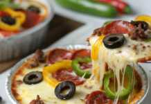 Έτοιμη Πίτσα χαμηλών υδατανθράκων, σερβιρισμένο σε κεραμικό μπολ, με λιωμένο τυρί και φρέσκο βασιλικό