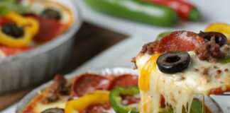 Έτοιμη Πίτσα χαμηλών υδατανθράκων, σερβιρισμένο σε κεραμικό μπολ, με λιωμένο τυρί και φρέσκο βασιλικό