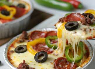 Πίτσα χαμηλών υδατανθράκων: Η αγαπημένη σας πίτσα χωρίς τη ζύμη! Έτοιμη Πίτσα χαμηλών υδατανθράκων, σερβιρισμένο σε κεραμικό μπολ, με λιωμένο τυρί και φρέσκο βασιλικό