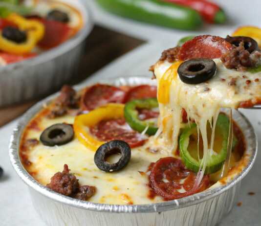 Έτοιμη Πίτσα χαμηλών υδατανθράκων, σερβιρισμένο σε κεραμικό μπολ, με λιωμένο τυρί και φρέσκο βασιλικό