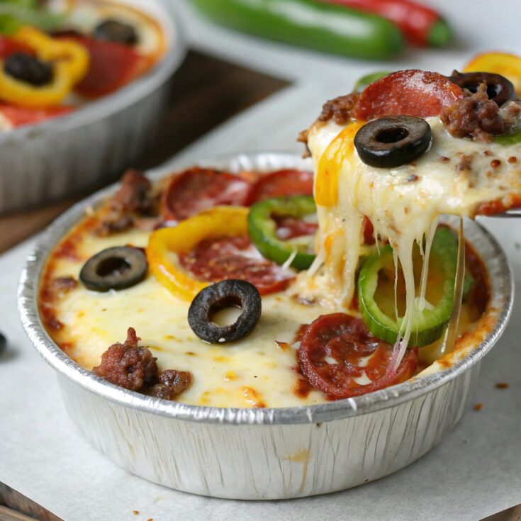 Έτοιμη Πίτσα χαμηλών υδατανθράκων, σερβιρισμένο σε κεραμικό μπολ, με λιωμένο τυρί και φρέσκο βασιλικό