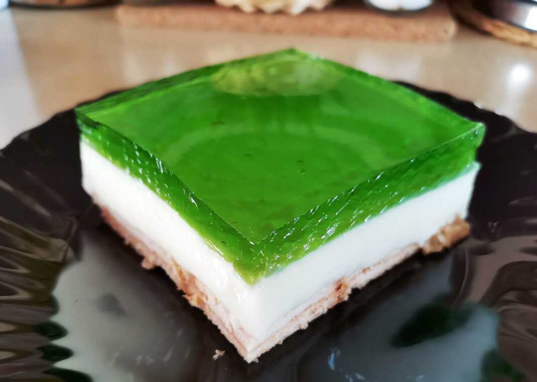 prasino gliko psigeiou Ένα κομμάτι γλυκό ψυγείου, που φαίνονται καθαρά οι τρεις στρώσεις: μπισκότα, κρέμα και ζελέ