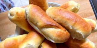 Ένα ταψί με αφράτα ψωμάκια, φρεσκοψημένα, με χρυσαφένιο χρώμα