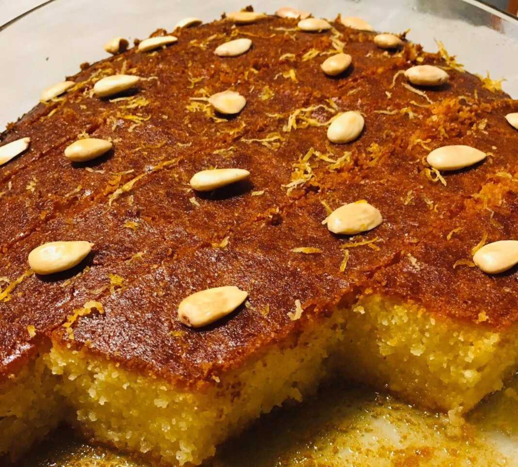 Ένα ολόκληρο Ρεβανί Βέροιας σε ταψί, φρεσκοσιροπιασμένο, με χρυσαφένιο χρώμα και πλούσιο σιρόπι.