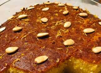 Ένα ολόκληρο Ρεβανί Βέροιας σε ταψί, φρεσκοσιροπιασμένο, με χρυσαφένιο χρώμα και πλούσιο σιρόπι.