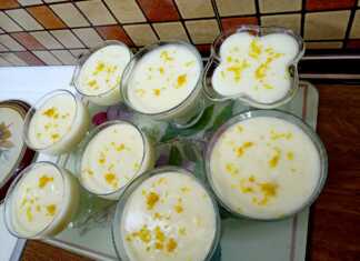 Ρυζόγαλο με άρωμα πορτοκαλιού, σερβιρισμένο σε λευκό μπολ, με ξύσμα πορτοκαλιού από πάνω