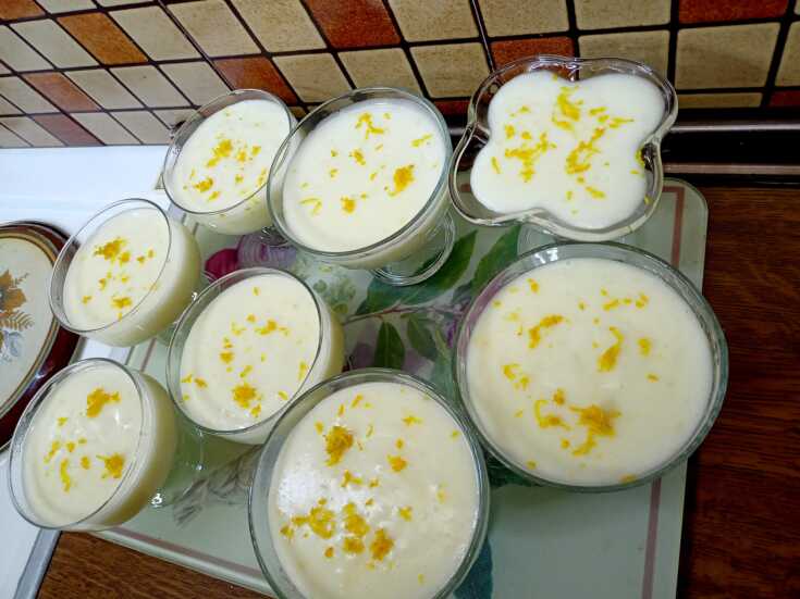 Ρυζόγαλο με άρωμα πορτοκαλιού, σερβιρισμένο σε λευκό μπολ, με ξύσμα πορτοκαλιού από πάνω