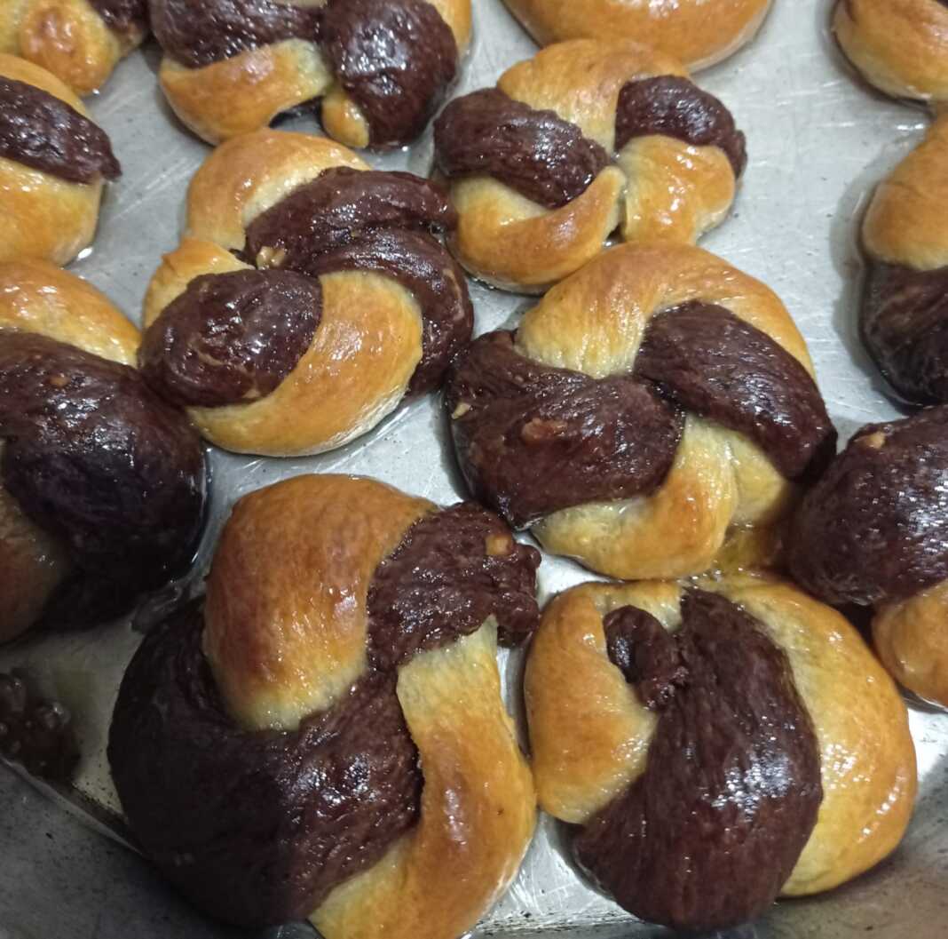 Ένα ολόκληρο ταψί γεμάτο με σιροπιαστά Ροξάκια, με την τραγανή τους επιφάνεια να λάμπει από το σιρόπι