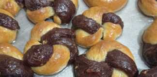 Ένα ολόκληρο ταψί γεμάτο με σιροπιαστά Ροξάκια, με την τραγανή τους επιφάνεια να λάμπει από το σιρόπι