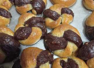 Ένα ολόκληρο ταψί γεμάτο με σιροπιαστά Ροξάκια, με την τραγανή τους επιφάνεια να λάμπει από το σιρόπι