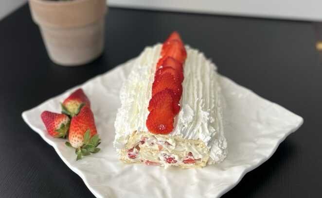 Ρολό Φράουλα: Το πιο αφράτο γλυκό με φρέσκα φρούτα