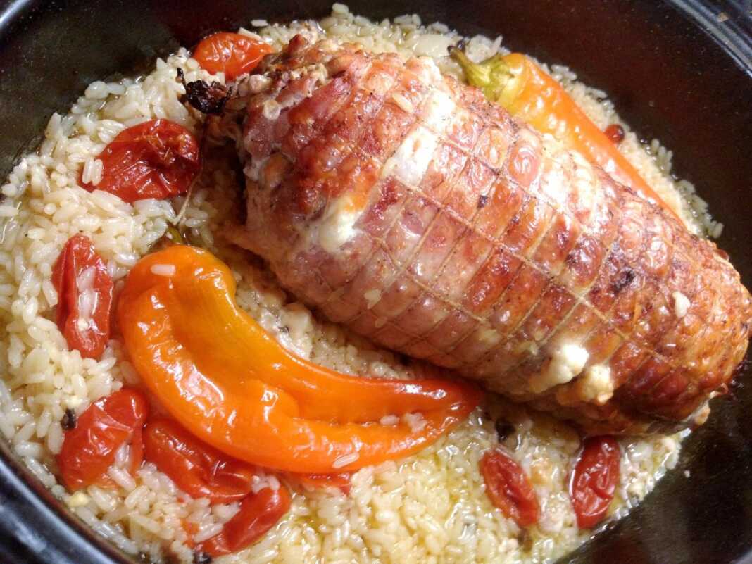 rolo kotopoulo Ένα ολόκληρο ρολό κοτόπουλο με ρύζι σε γάστρα, έτοιμο να σερβιριστεί.