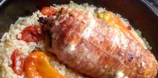 Ένα ολόκληρο ρολό κοτόπουλο με ρύζι σε γάστρα, έτοιμο να σερβιριστεί.