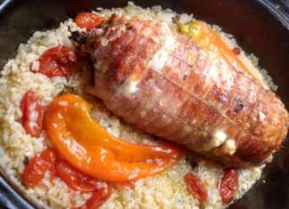 Ένα ολόκληρο ρολό κοτόπουλο με ρύζι σε γάστρα, έτοιμο να σερβιριστεί.