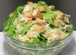 Κριτσανιστή Σαλάτα με κοτόπουλο: Το απόλυτο γεύμα για κάθε στιγμή! Ένα μπολ με Κριτσανιστή Σαλάτα με κοτόπουλο, που φαίνονται τα κομμάτια κοτόπουλου και τα τραγανά κρουτόν