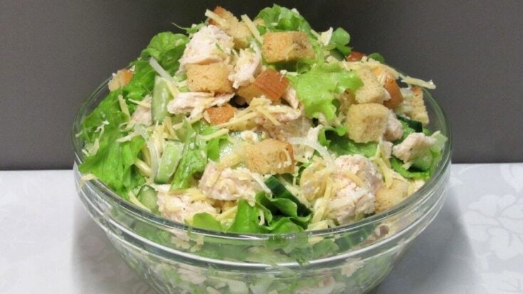 Ένα μπολ με Κριτσανιστή Σαλάτα με κοτόπουλο, που φαίνονται τα κομμάτια κοτόπουλου και τα τραγανά κρουτόν
